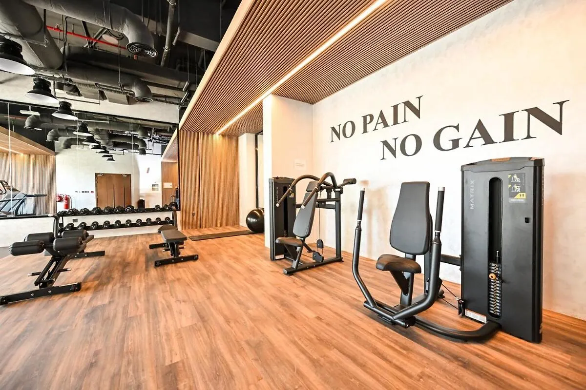 Modern Studio With Balcony And Pool Access - Holiday Boulevard Dubai Apartment