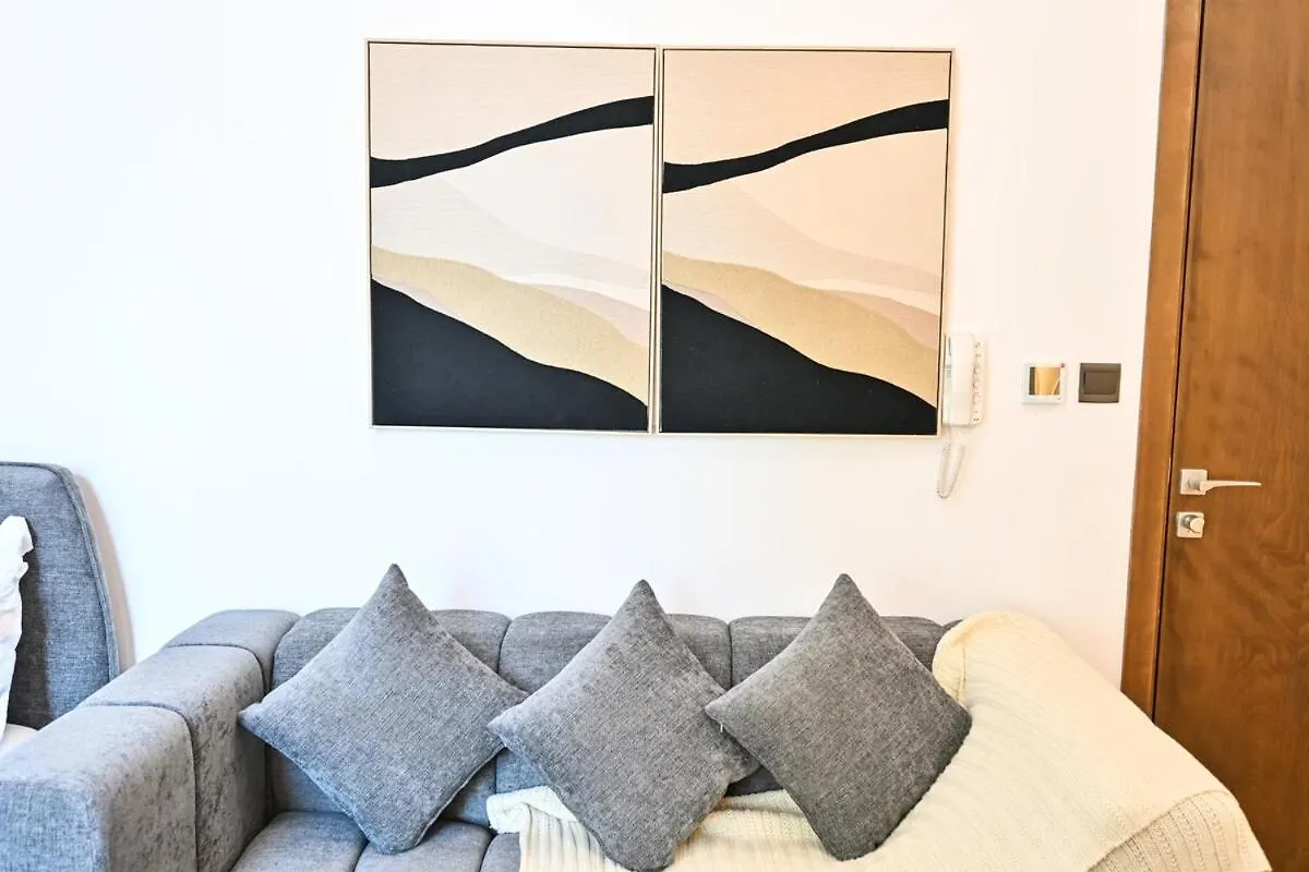 Modern Studio With Balcony And Pool Access - Holiday Boulevard Dubai Apartment