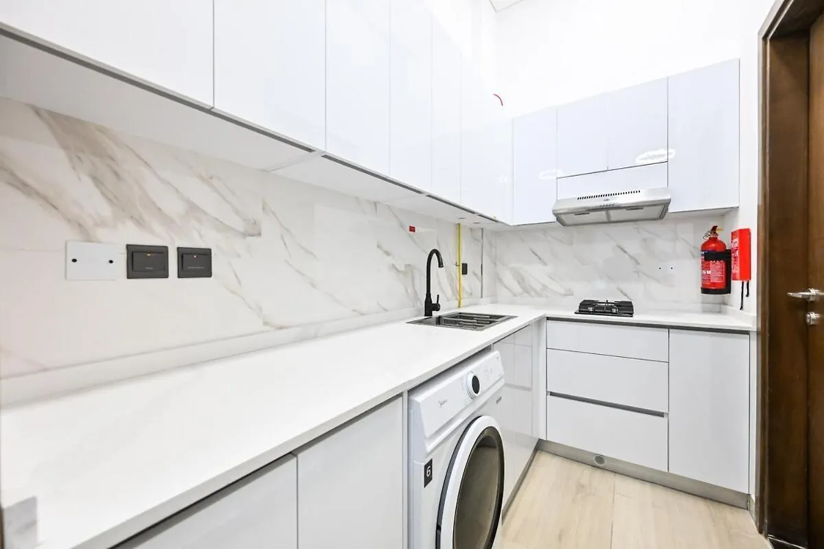 Modern Studio With Balcony And Pool Access - Holiday Boulevard Dubai Apartment