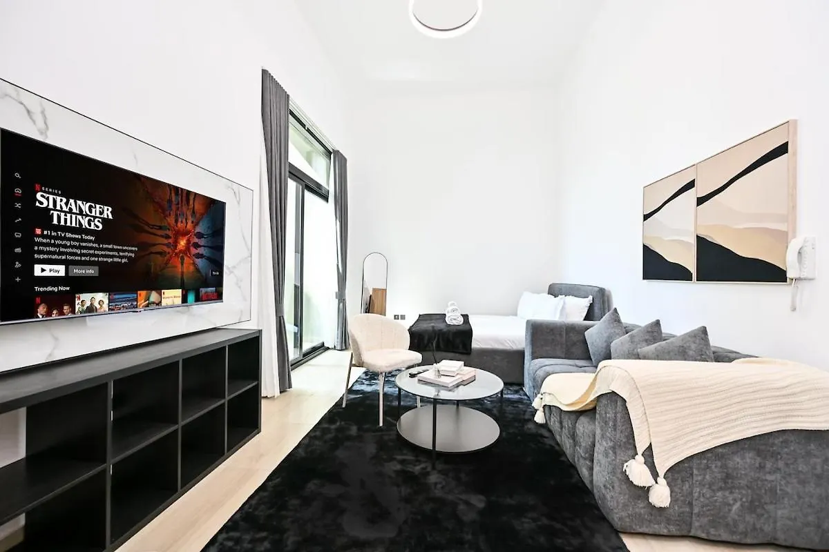 Modern Studio With Balcony And Pool Access - Holiday Boulevard Dubai Apartment
