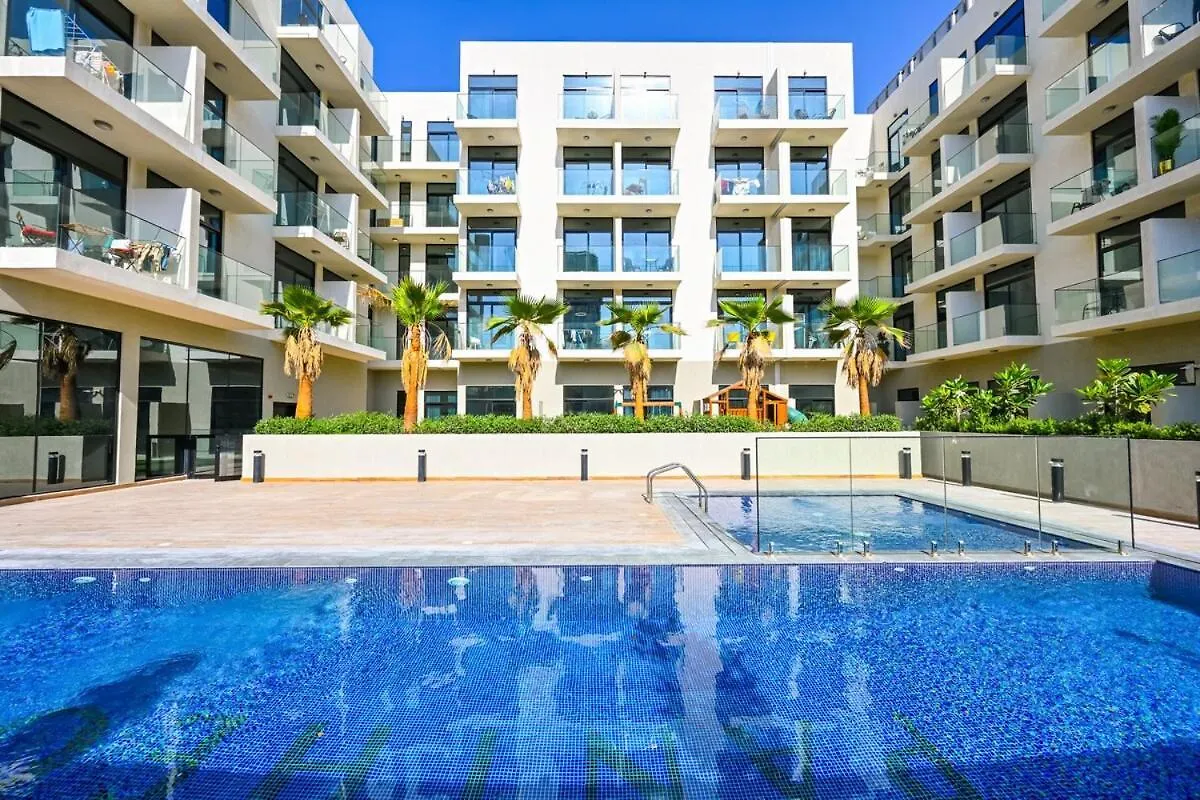 Modern Studio With Balcony And Pool Access - Holiday Boulevard Dubai