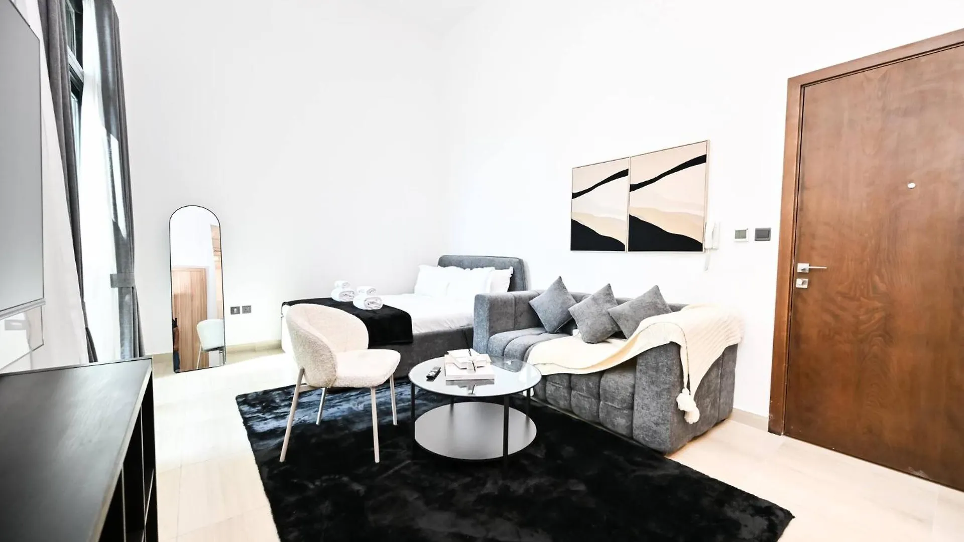 Modern Studio With Balcony And Pool Access - Holiday Boulevard Dubai