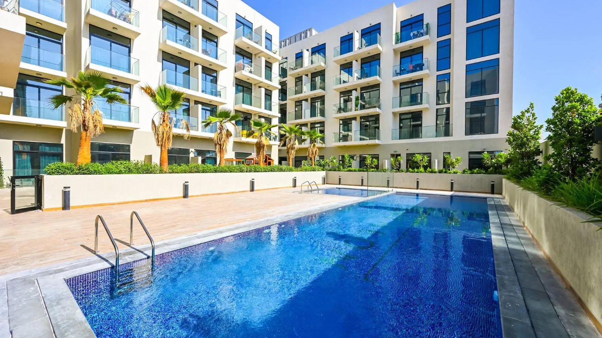 Modern Studio With Balcony And Pool Access - Holiday Boulevard Dubai