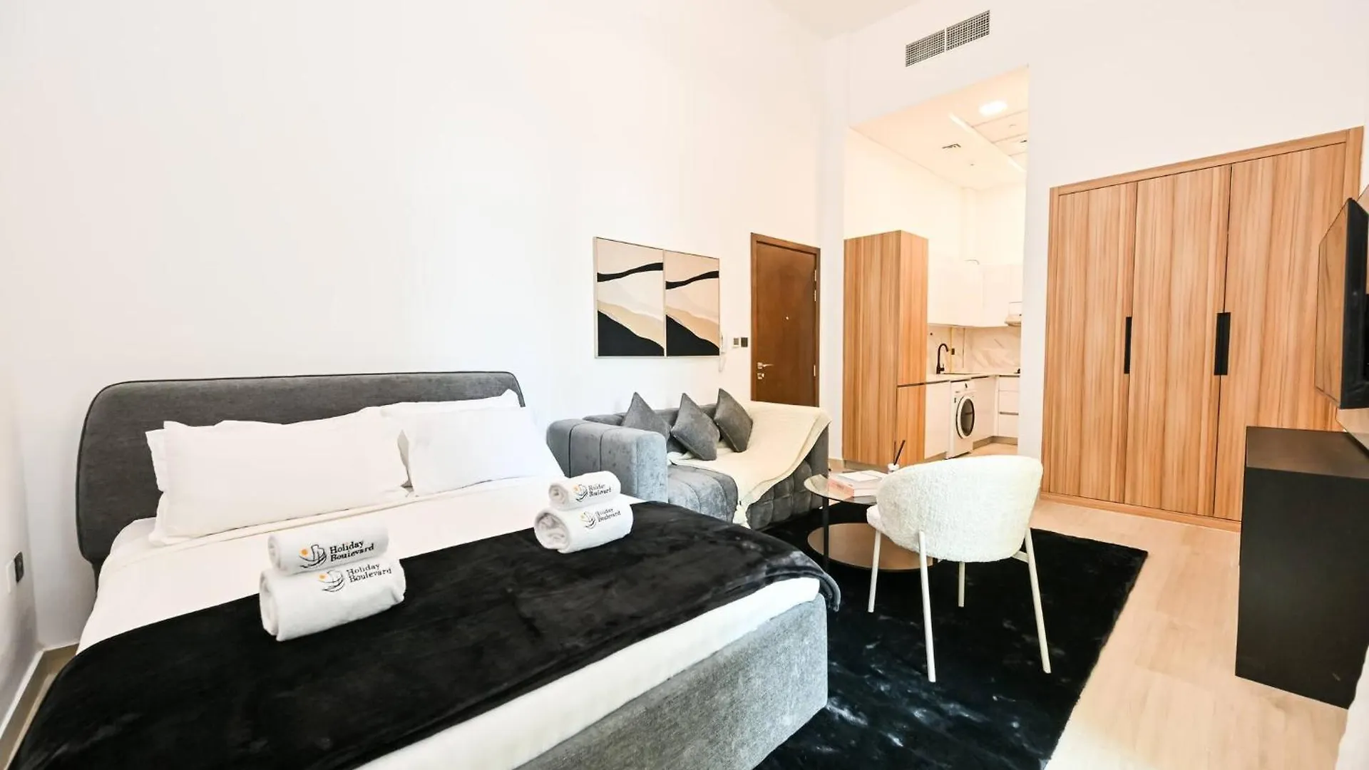 Modern Studio With Balcony And Pool Access - Holiday Boulevard Dubai Apartment