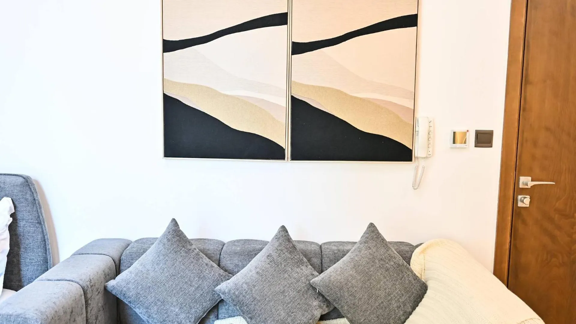 Modern Studio With Balcony And Pool Access - Holiday Boulevard Dubai Apartment