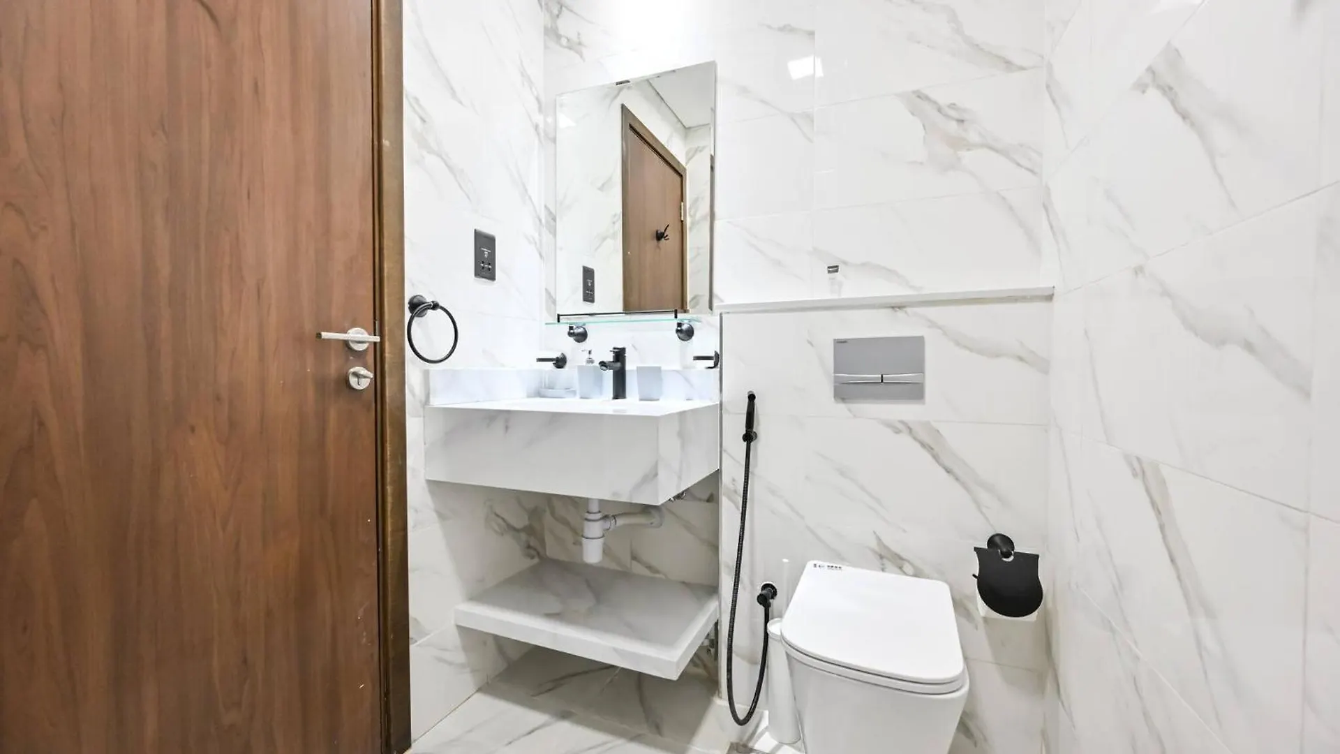 Modern Studio With Balcony And Pool Access - Holiday Boulevard Dubai Apartment