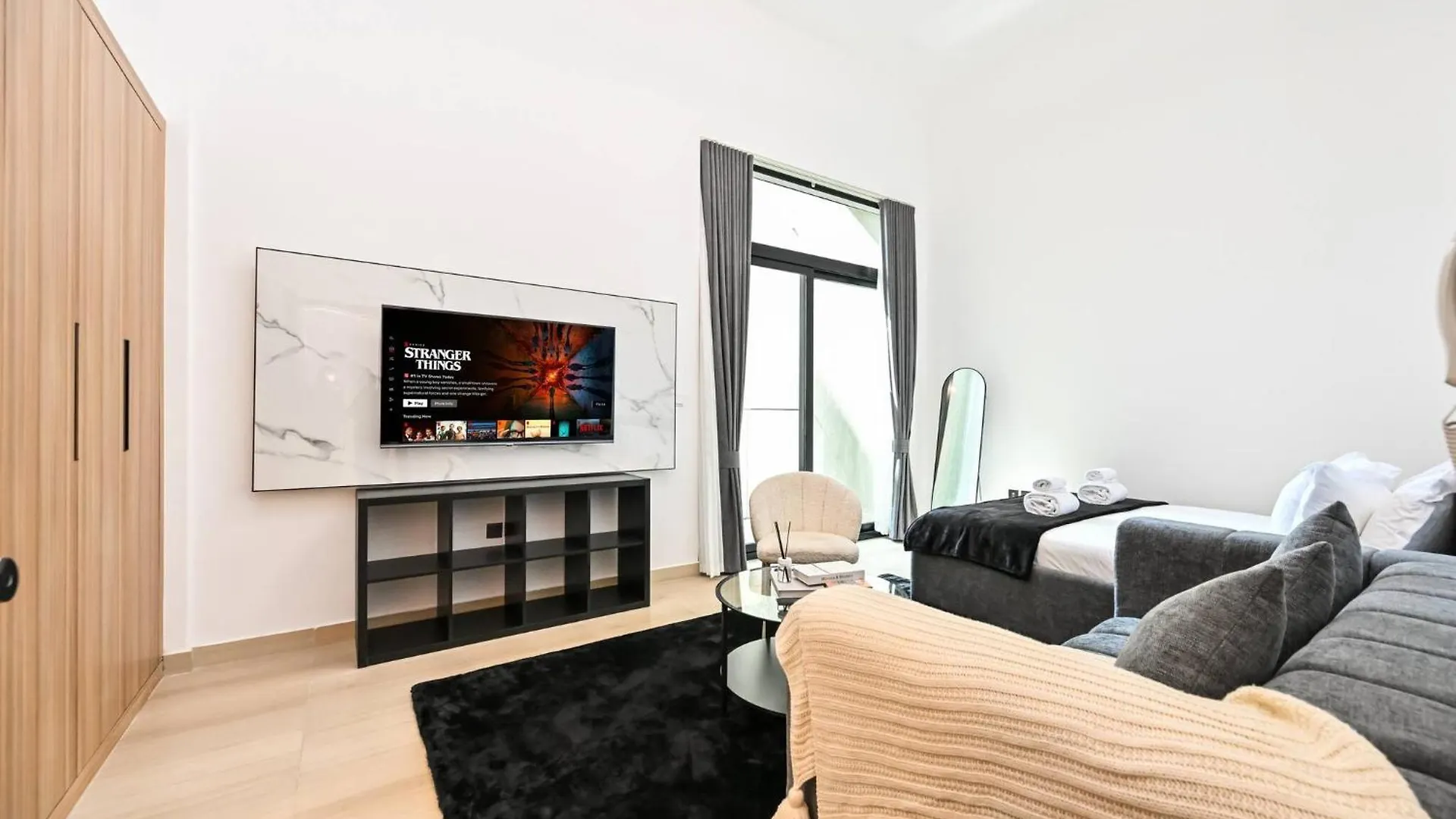 Modern Studio With Balcony And Pool Access - Holiday Boulevard Dubai Apartment