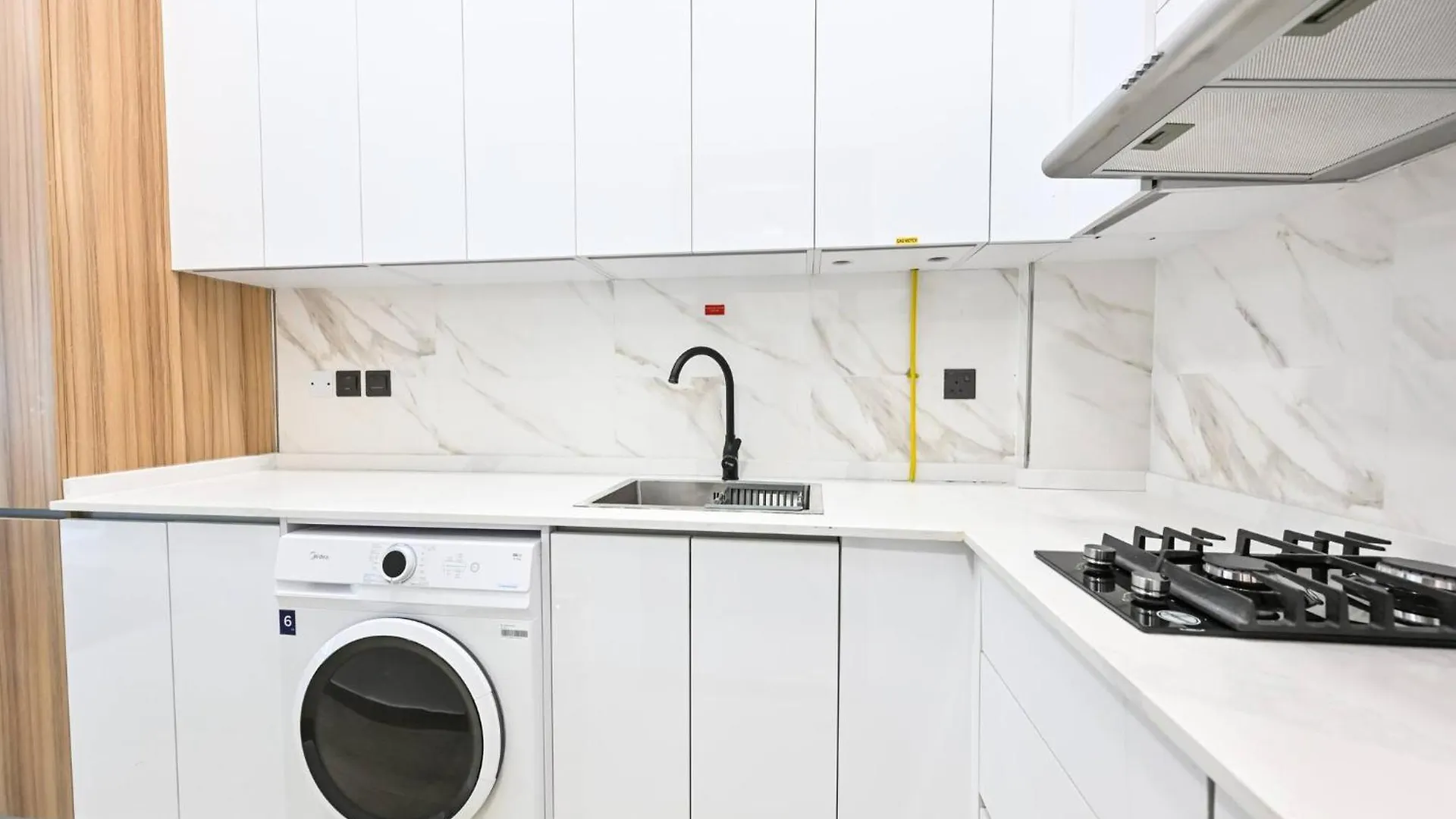 Modern Studio With Balcony And Pool Access - Holiday Boulevard Dubai
