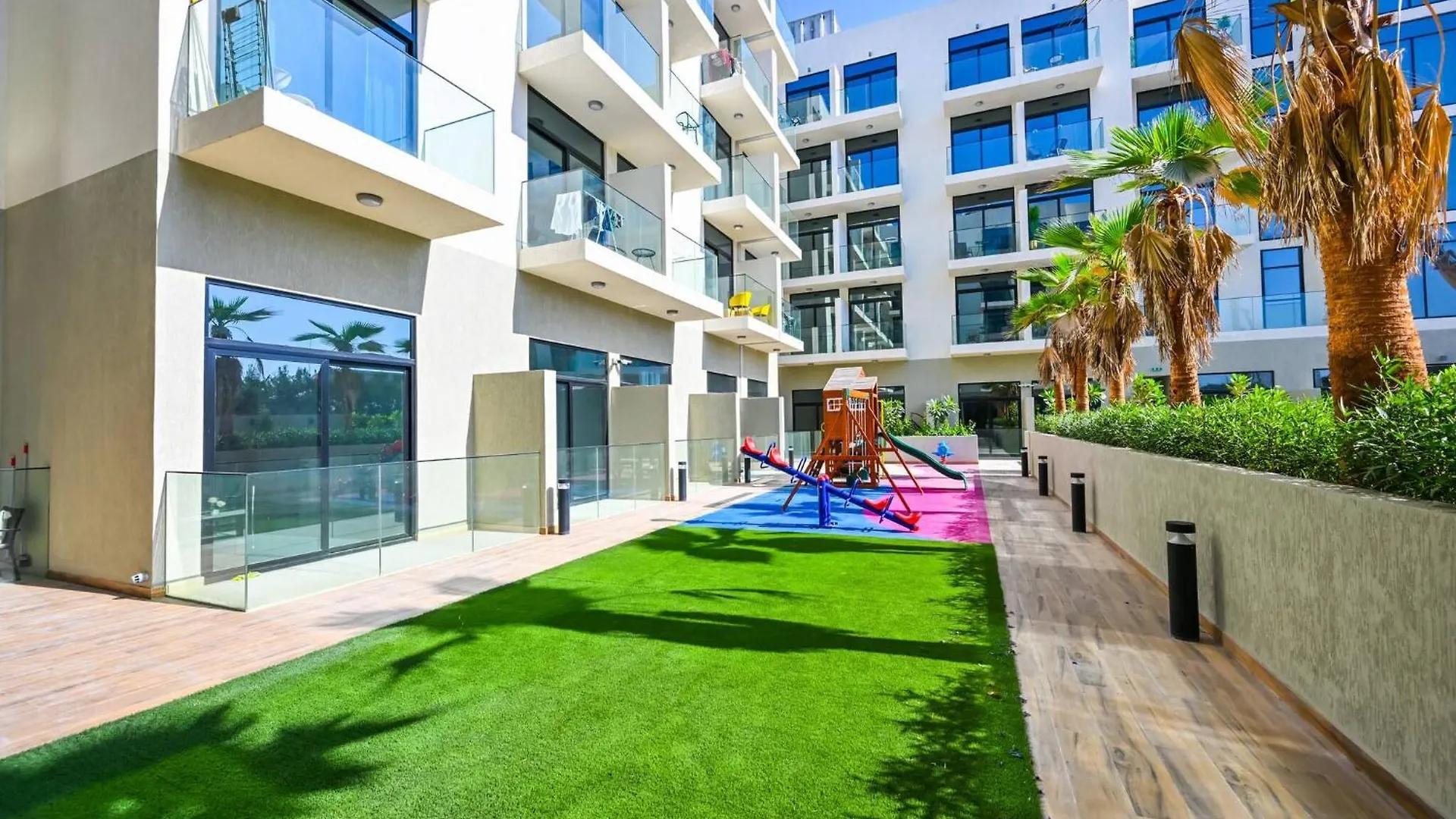 Modern Studio With Balcony And Pool Access - Holiday Boulevard Dubai Apartment