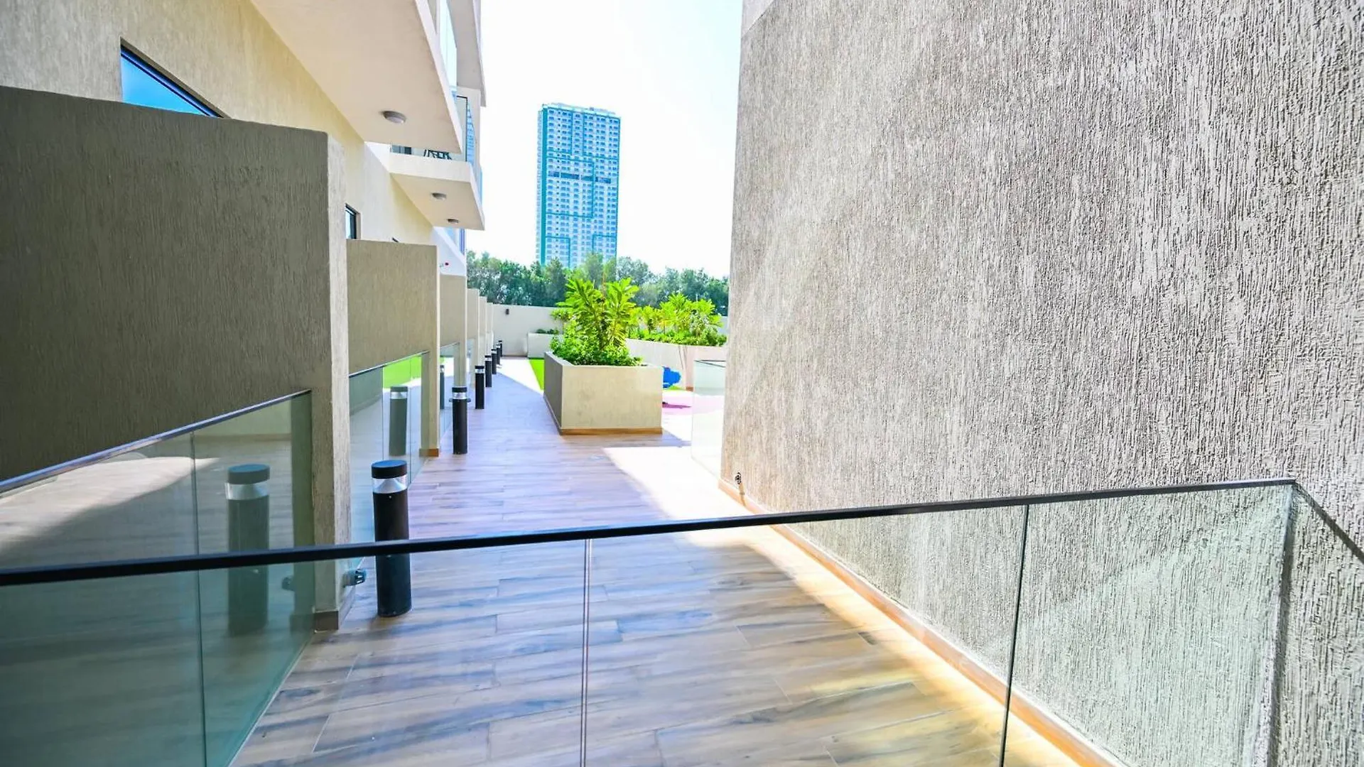Modern Studio With Balcony And Pool Access - Holiday Boulevard Dubai Apartment