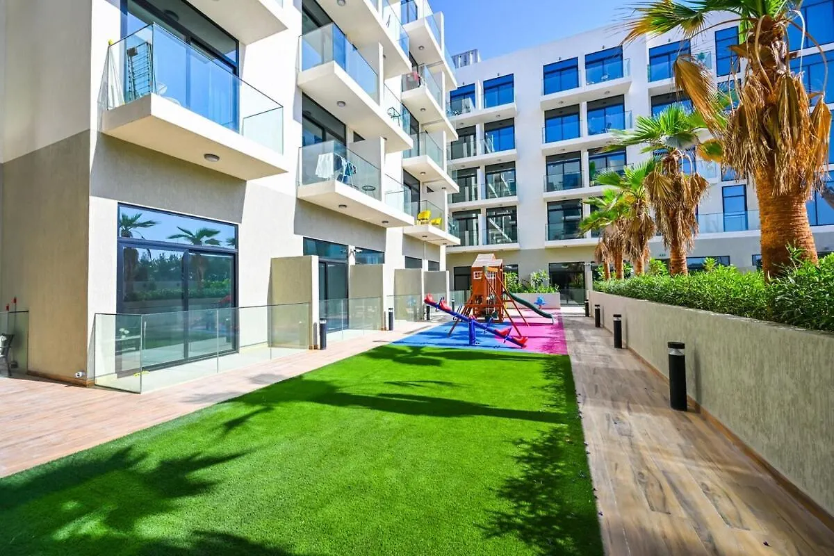 Modern Studio With Balcony And Pool Access - Holiday Boulevard Dubai