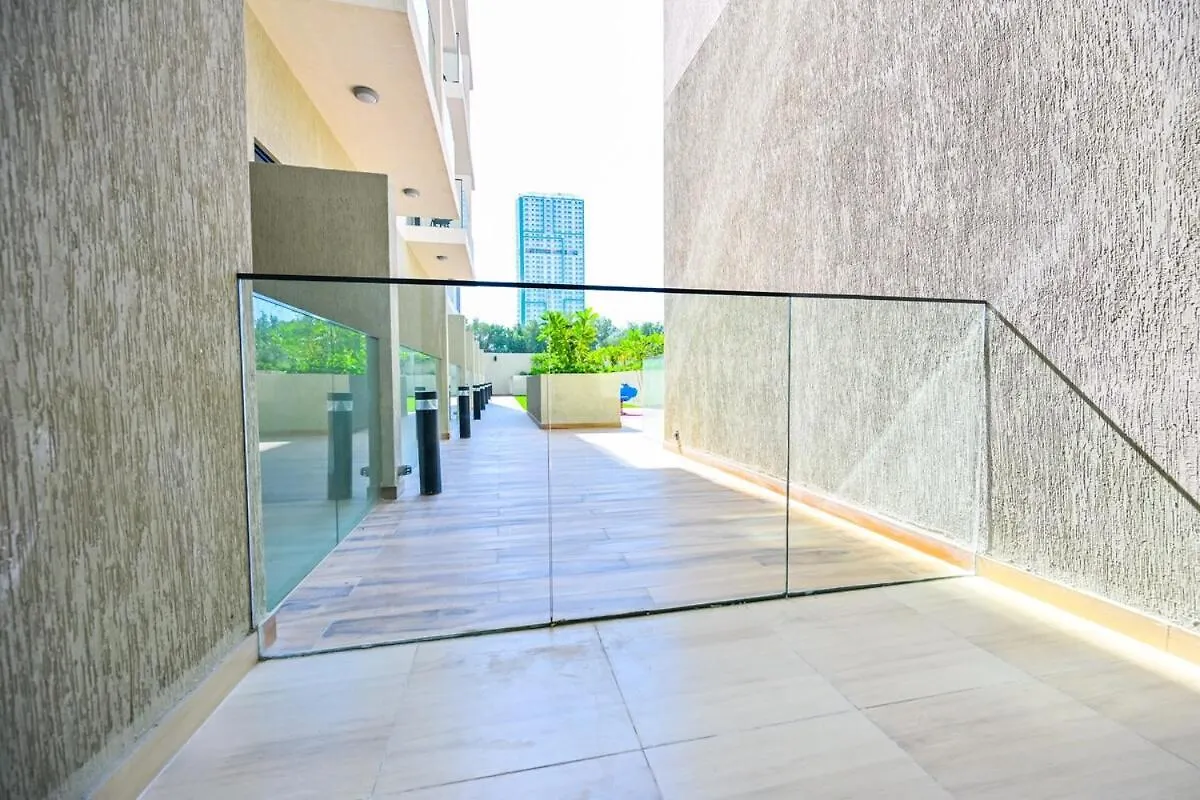 Modern Studio With Balcony And Pool Access - Holiday Boulevard Dubai