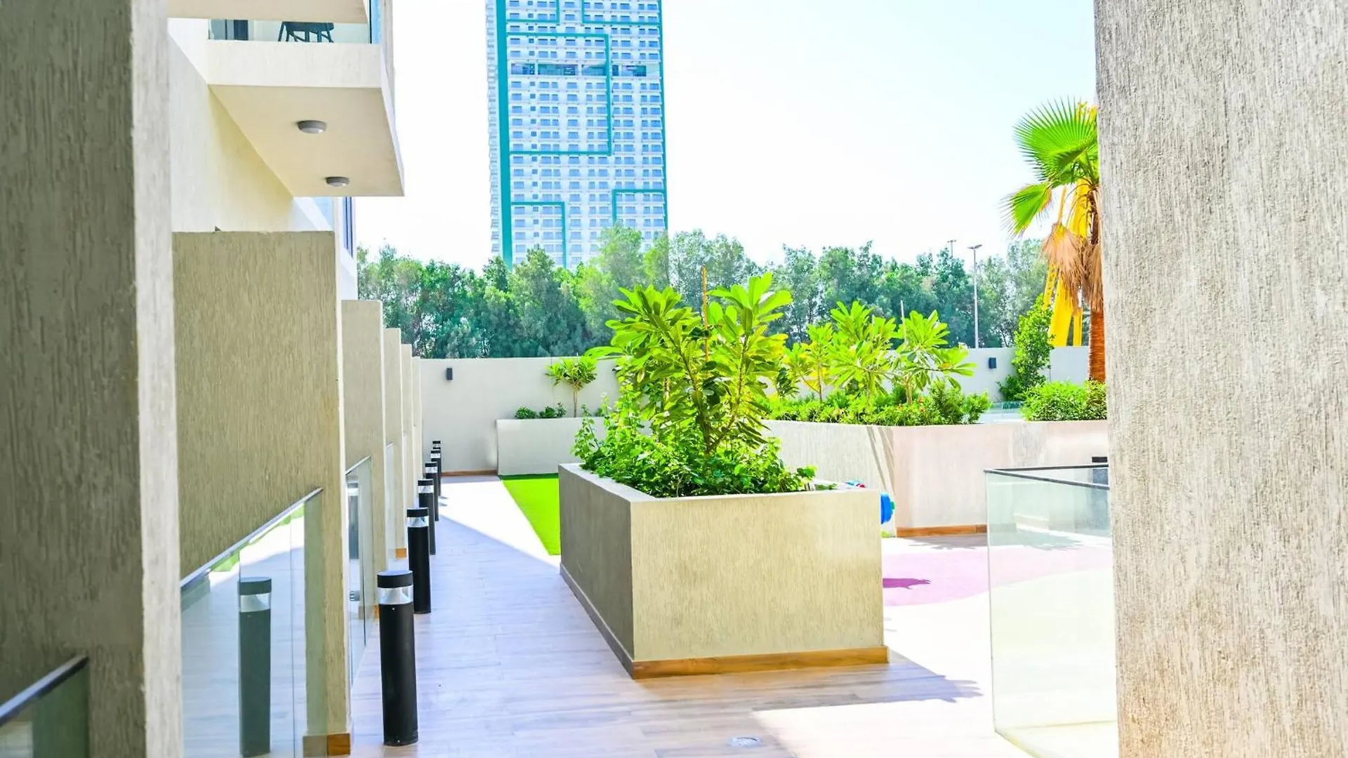 Modern Studio With Balcony And Pool Access - Holiday Boulevard Dubai
