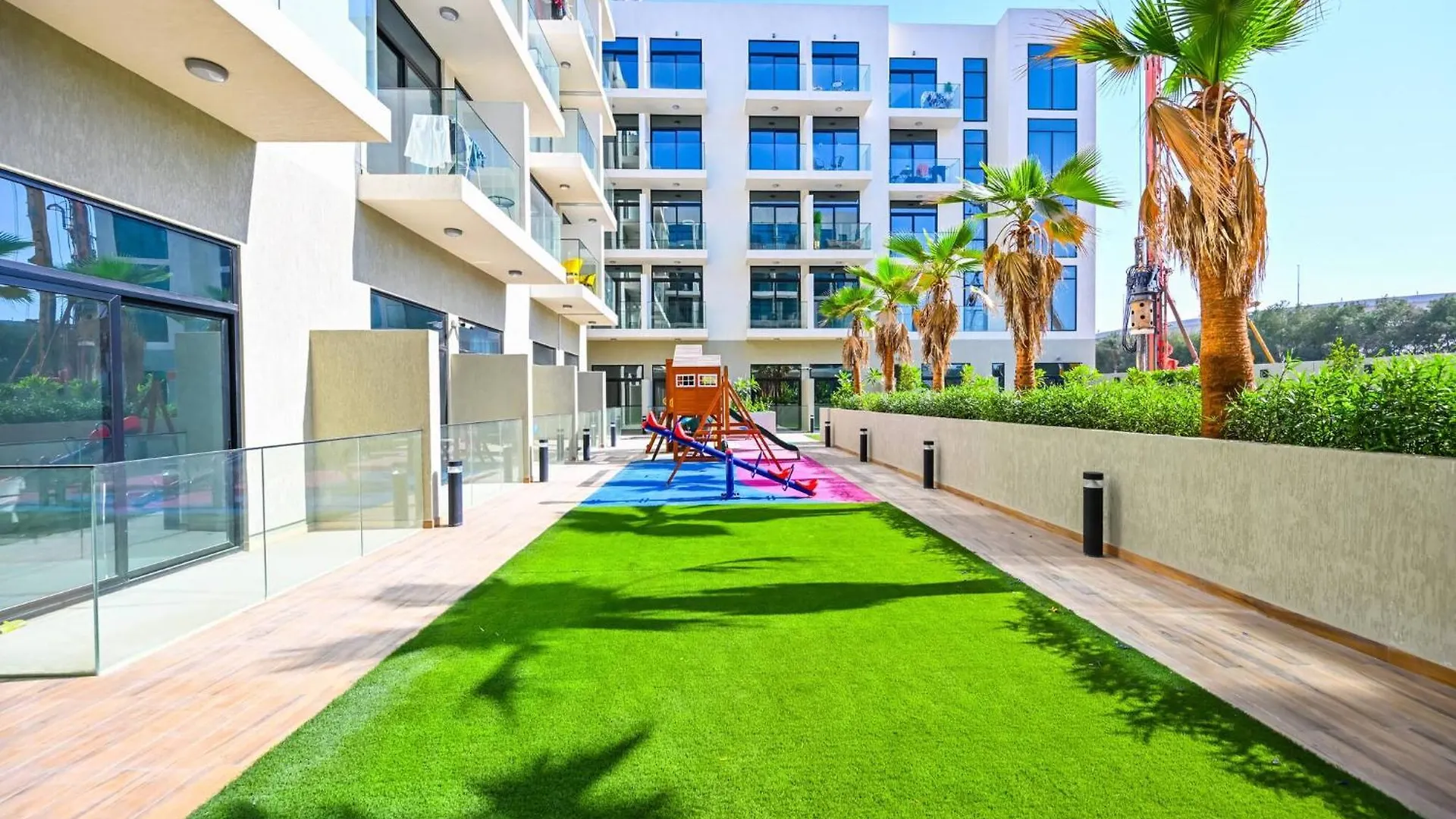Modern Studio With Balcony And Pool Access - Holiday Boulevard Dubai Vereinigte Arabische Emirate